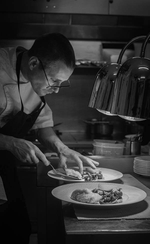 Nicolas Tribet en cuisine au restaurant le vent d'armor